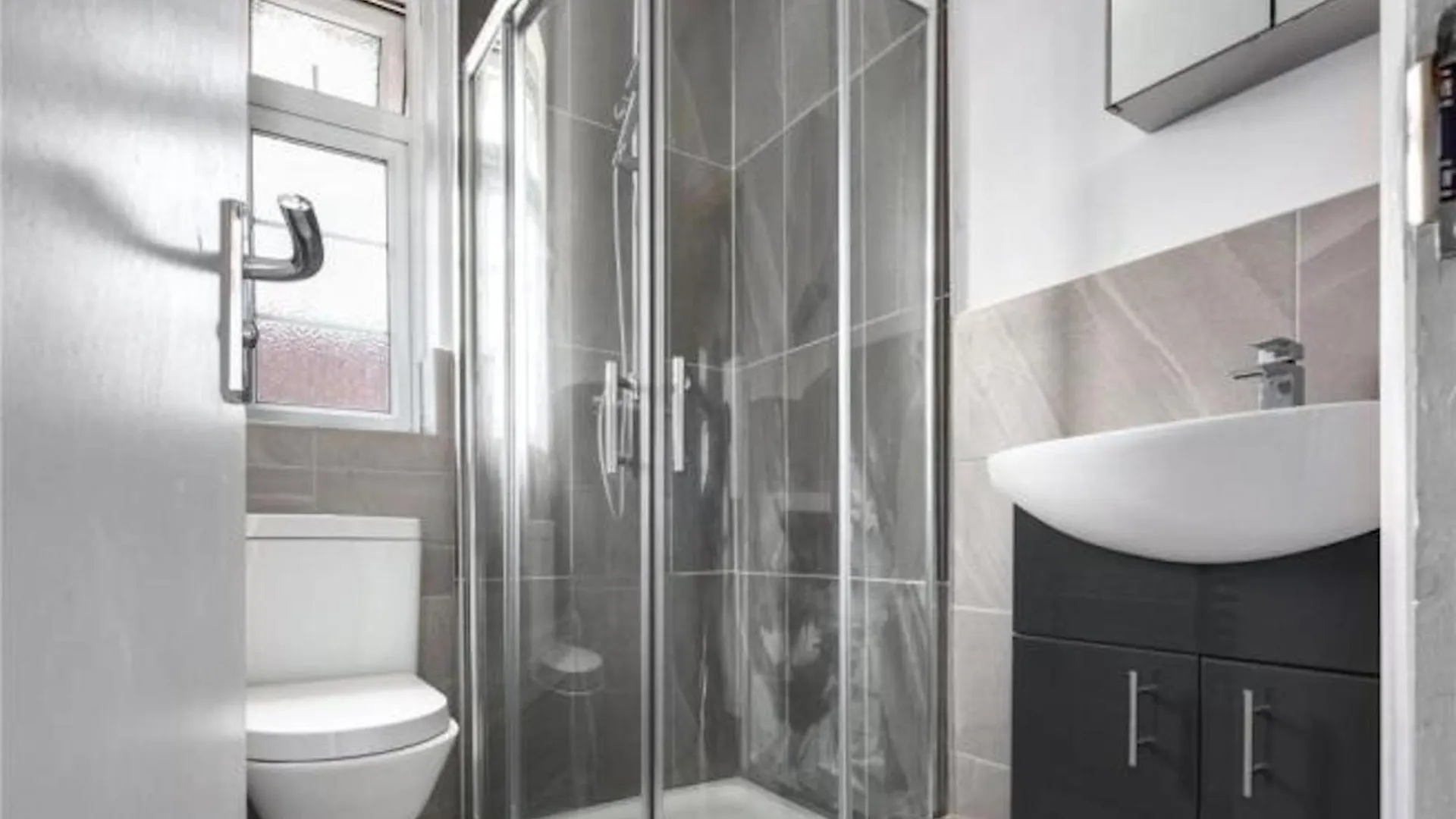 Limehouse Townhomes Modern 4-Bedroom, 3-Bathroom Townhome With A Private Garden London