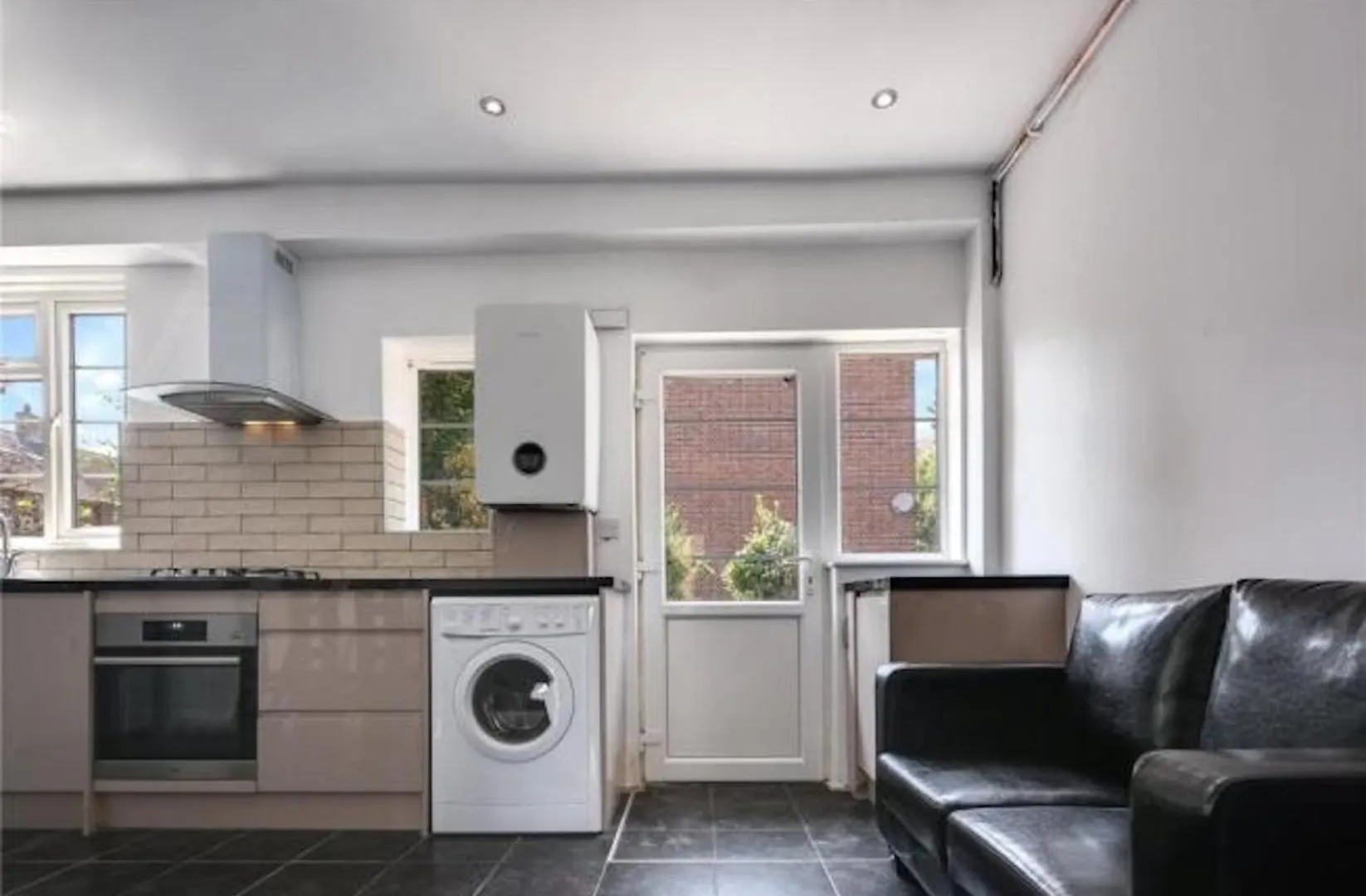 Limehouse Townhomes Modern 4-Bedroom, 3-Bathroom Townhome With A Private Garden London