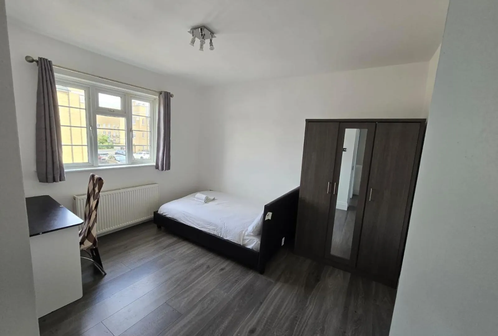 Limehouse Townhomes Modern 4-Bedroom, 3-Bathroom Townhome With A Private Garden London 0*,
