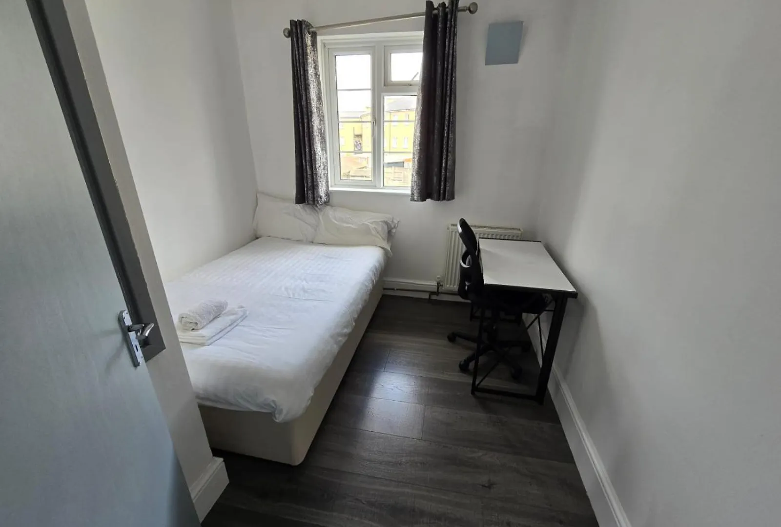 Limehouse Townhomes Modern 4-Bedroom, 3-Bathroom Townhome With A Private Garden London Holiday home