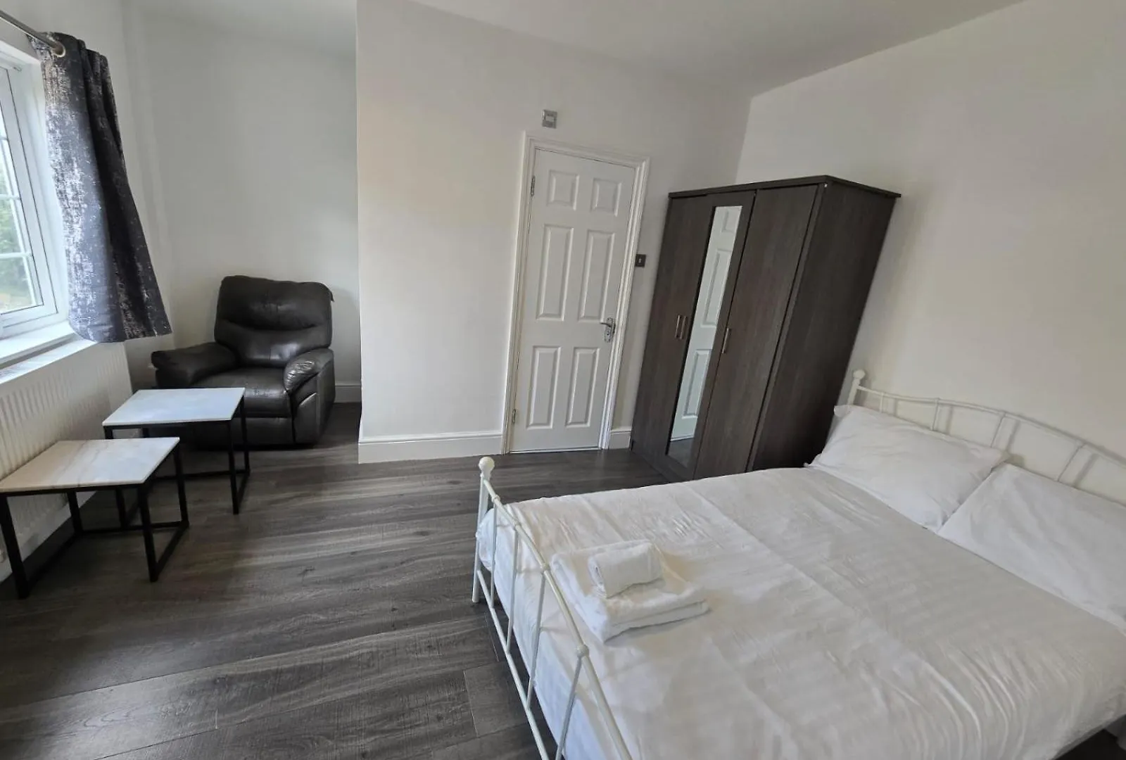 Limehouse Townhomes Modern 4-Bedroom, 3-Bathroom Townhome With A Private Garden London Holiday home